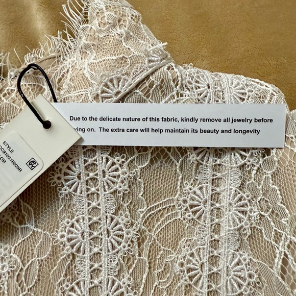 Gorgeous Alice and Olivia Puff Sleeve Lace Top - Picture 5 of 9